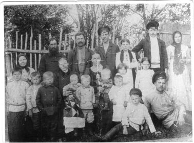 1917 год. Праздник Вознесения Господня. Семья Ксенофонта Тимофеевича Гарина. Деревня Баглаево. Фёдоровская волость. Нерехтский уезд. Костромская губерния.