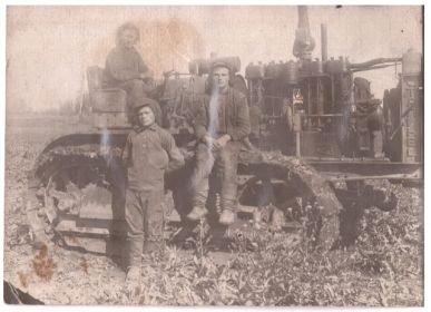 Фото Брюханова Александра. д. Пинчуга Богучанского р-на. До войны. На тракторе, за рычагами Толстых Федор Дорофеевич.