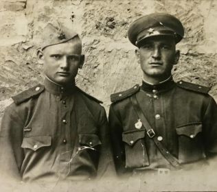 Фото Рябошлыка Д.В. на фронте в 1943 году. Рядом однополчанин - младший лейтенант по имени Владимир