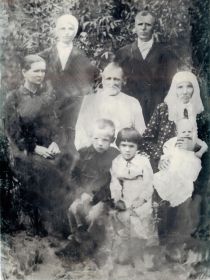 семья Макеева Александр Парамоновича (стоит справа)