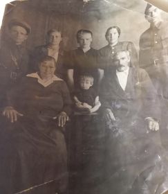 С семьей жены 1941г.