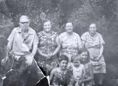 Николай, Александра, Таисья, Екатерина, внуки Александры: Алёша, Танечка и Наташа.