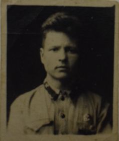 Железная дорога. На форме знак «Ворошиловский стрелок».