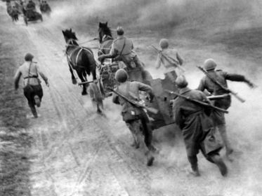 Советские артиллеристы с 45-мм противотанковыми пушками (на переднем плане пушка образца 1937 года — 53-К) меняют огневые позиции юго-западнее города Клайпеда.