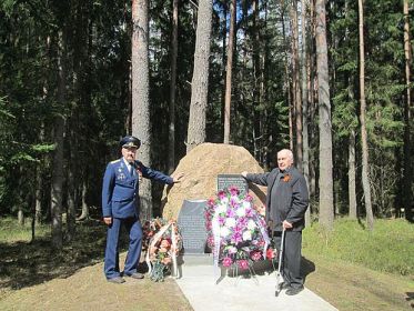 Захоронение (предположительно): РЕСПУБЛИКА БЕЛАРУСЬ: Гродненская обл., нац. парк “Беловежская Пуща”, Свислочский р-н, в р-не гп. Порозово, 142 к-л Язвинскогого л-ва. Сын Юрий (справа).