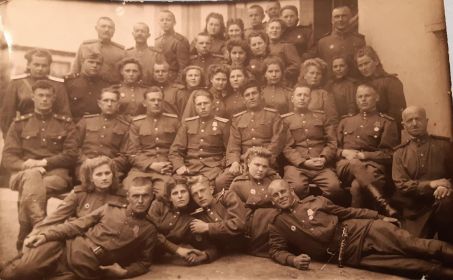 Карнозеева В.С. с однополчанами