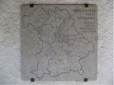 Мемориал в Ноймаркте.  На схеме отмечены места, откуда перезахоранивали в Ноймаркт. Фото с форума SGVAVIA