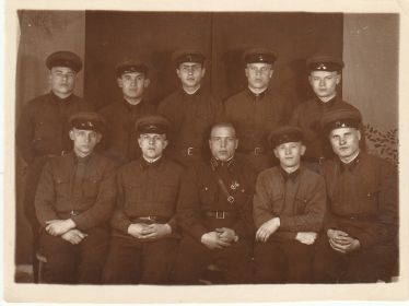 Овчинников В.Ф. в армии (первый ряд, второй слева)