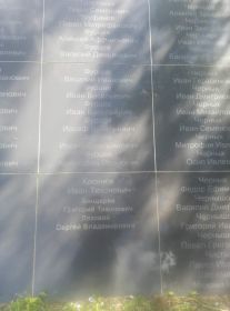 Мемориальная доска с фамилией Лозового С.В. на воинском мемориале в с. Нижний Икорец Лискинского р-на Воронежской обл.