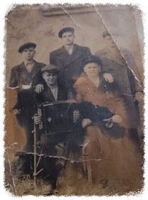 Дронин Владимир Николаевич с гармонью