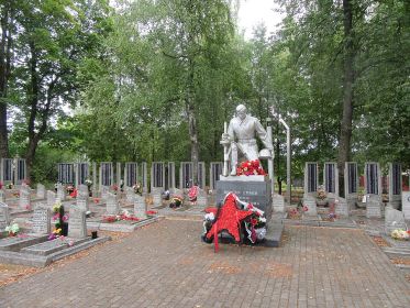 г. Пустошка, ул. Октябрьская. Здесь похоронен Дмитриев Кирилл Никифорович