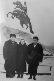 Иван с младшей сестрой Лидией и её мужем Виктором в Ленинграде