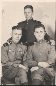 Сизых Анатолий Иванович, 1926 г. р. (1слева).