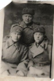 Сизых Анатолий Иванович, 1926 г. р. (1слева). Подпись Маме от сына-танкиста.