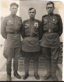 Сизых Дмитрий Николаевич, 1917 г. р. (1 слева). Германия. 1945 год.