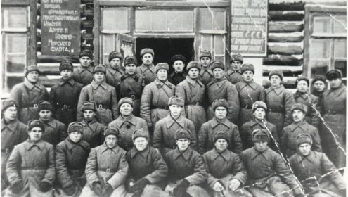 Сизых Андрей Сергеевич, 1912 г. р. (в 3 ряду).