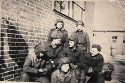 Сизых Анатолий Иванович, 1926 г. р. Май 1945 г. Во 2 ряду в центре.