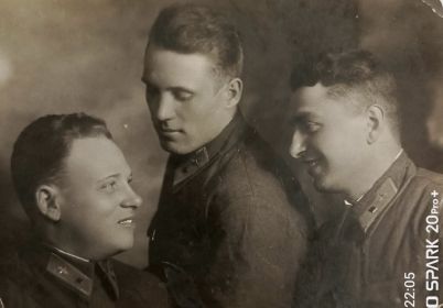1941 (около). Лейтенант ДИННЕР М. Д. с сослуживцами.