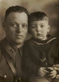 1941 (около). Лейтенант ДИННЕР М. Д. с сыном.