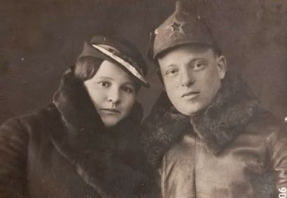 1941 (около). Лейтенант ДИННЕР М. Д. с женой Бирулёвой Елизаветой Ивановной.