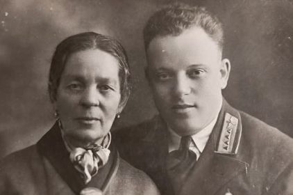 1938 (около). Лейтенант ДИННЕР М. Д. с матерью.