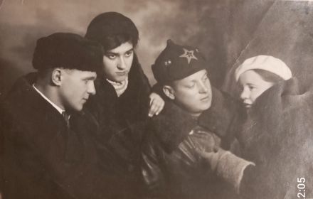 1940 (около). Лейтенант ДИННЕР М. Д. с женой и друзьями.