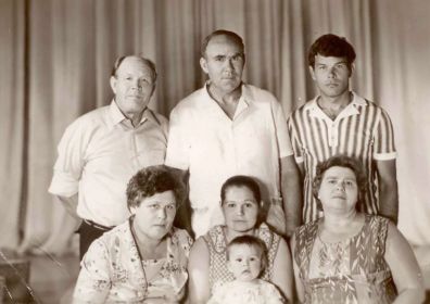 Леонид Васильевич Мясникевич и его жена Полина. Двоюродный брат Виктор Лукич Мясникевич и его семья : жена Альбина, сын Виталий с женой Любой, внучкой Леной.
