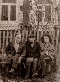 Пётр Тимофеевич в окружении сына и внучки