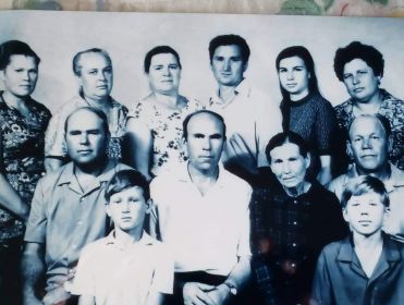 Виктор Лукич Мясникевич с женой Альбиной в гостях у родственников. Двоюродные - брат Леонид Васильевич с женой,сыном.Казимир Васильевич с женой,сыном и дочер, сестра Юлия Васильена с мужем