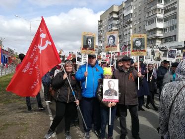 В одном строю! Внучка Алла с мужем Виктором, правнучка Дарья.
