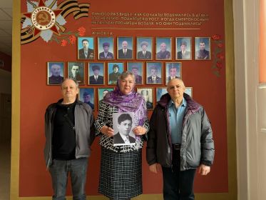 Внуки Флейтмана Г.Ф. у стены памяти в школе в селе Знаменское Надтеречного района Чеченской Республики 30.04.2025