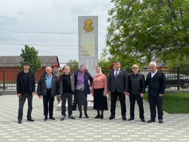 У стелы памяти в школе в селе Знаменское Надтеречного района Чеченской Республики 30.04.2025