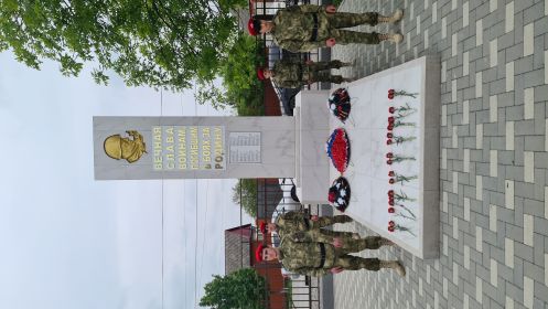 Стела с именами бойцов Красной Армии, в т.ч. Флейтмана Г.Ф.-рядового 1376 стрелкового полка 417 стрелковой дивизии, погибшего в с.Знаменское Надтеречного р-на Чечено-Ингушской АССР в 1942г.