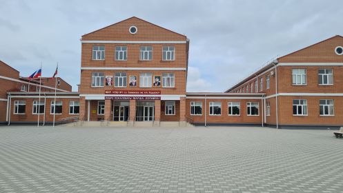 Средняя школа, на территории которой воздвигнута стела Героям, погибшим за Кавказ, в селе Знаменское Надтеречного района Чеченской Республики 30.04.2025