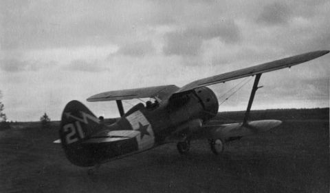 Истребитель И-153, материальная часть 38 истребительного авиационного полка, с тактическим номером 21 и эмблемой молнии.
