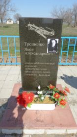 Захоронение: РОССИЯ: Волгоградская область, Ленинский муниципальный район, с./п. “Царевское”, село Солодовка, площадь Павших Борцов, одиночное захоронение.