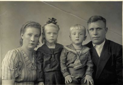 1954 г. Семья Стюклиных: Нина Ивановна, Галина, Виктор и Михаил Семёнович