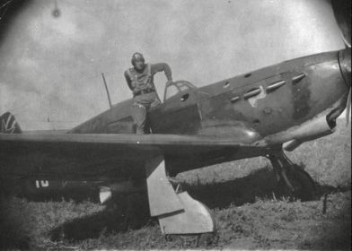 31 гиап (273 иап). 1943. Лётчик-истребитель гв. лейтенант Самуйлик Николай Сергеевич (29.04.1922-28.11.1943) на плоскости своего самолёта Як-1.