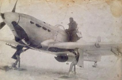 273 иап. Командир полка ст. батальонный комиссар Трощенко Яков Александрович (12.1908-14.11.1942), на плоскости своего самолёта Як-1, на лыжном шасси.