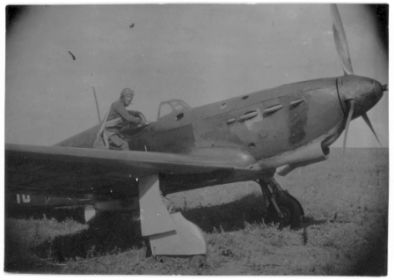 273 иап (31 гиап). Начальник воздушно-стрелковой службы гв. капитан Куделя Свирид Харитонович на плоскости самолёта Як-1.