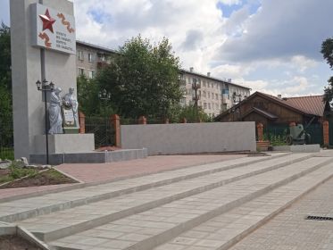 памятник, мемориал Хилокчанам. К 2025 году отмечены 900 человек, в том числе и ветераны.