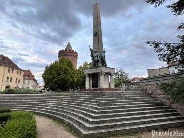 Обелиск на советском воинском кладбище, Бранденбург, Германия