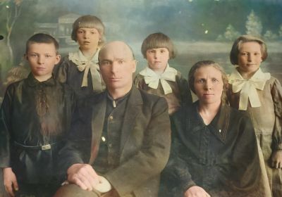 Семейный портрет. Отец Павел, мать Мария, дети: Тася, Надя, Лиза, Коля (слева)