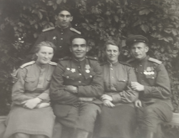 ЭГ 3358, Тася и Байрам с сослуживцами