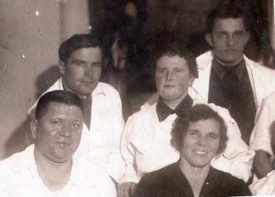 Михасев Д.В. (третий ряд)1940-1941 (Фото из семейного архива внука Михаила Николаева)