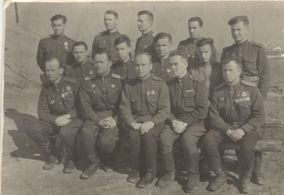 Справа налево сидят: Туриков, Драбчук, неизвестный, Мишанов, Крупин (1944г.)