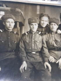 Юнаковский Николай Васильевич, 1925 г. р. (слева). В/ч 1859 зенап.