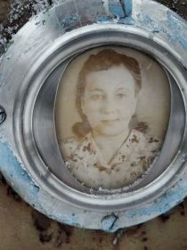 жена, Невзорова(Ермакова) Анна Васильевна.Умерла 27 октября 1964 г