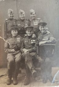 1945 год. Предположительно город Молотов. Имена сослуживцев не известны.