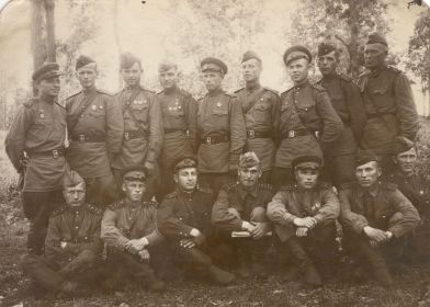 офицеры 96-ого бап справа налево стоит Качанов А.Н.(третий в ряду), под ним сидит Фадеев А.И. 1943г.